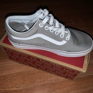 Low top sneaker vans